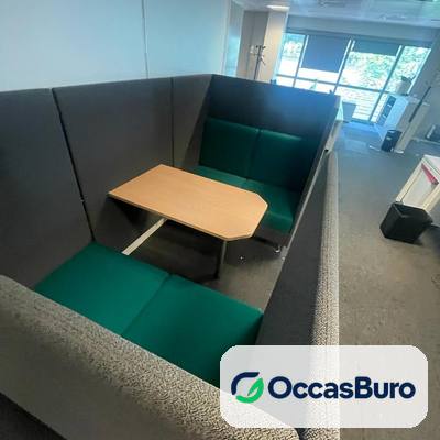 Alcôve de réunion acoustique avec banquettes vertes, reconditionnée
