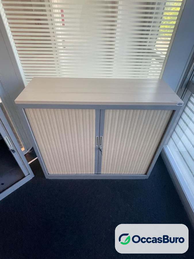 Armoire basse en métal à rideaux beige, reconditionnée avec tablette