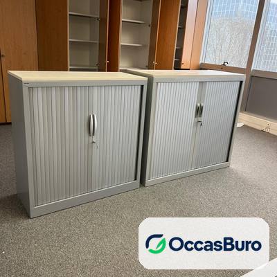 Armoire basse grise à rideaux, dessus clair et serrure – reconditionnée