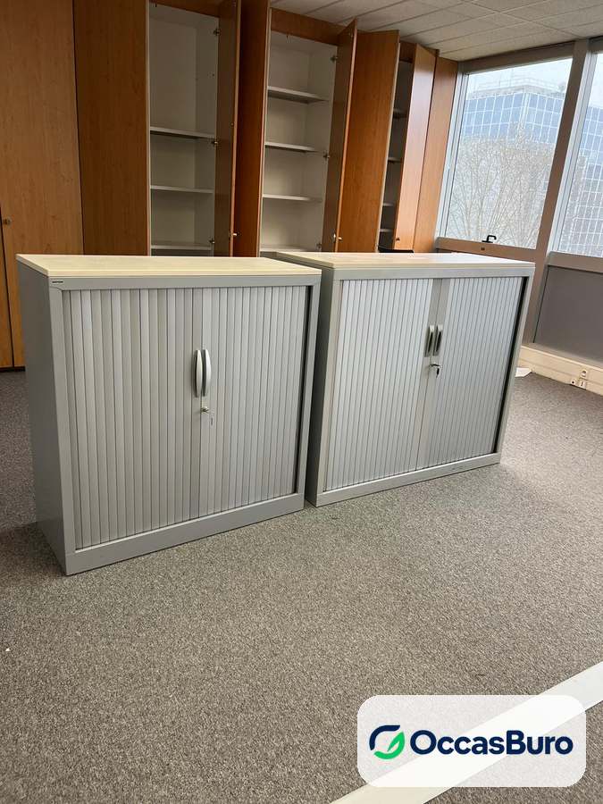 Armoire basse grise à rideaux, dessus clair et serrure – reconditionnée