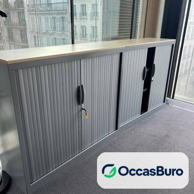 Armoire basse grise à rideaux et serrure, plateau bois – reconditionnée