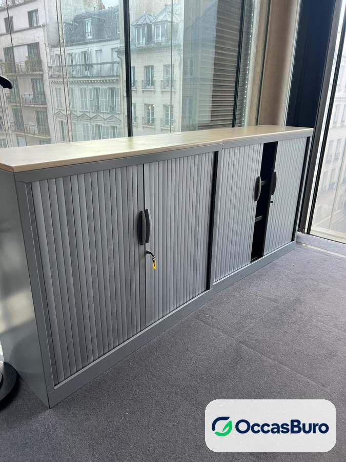 Armoire basse grise à rideaux et serrure, plateau bois – reconditionnée