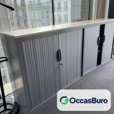 Armoire basse Majencia grise à rideaux, dessus bois clair – reconditionnée