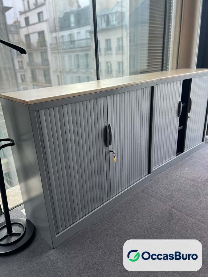 Armoire basse Majencia grise à rideaux, dessus bois clair – reconditionnée