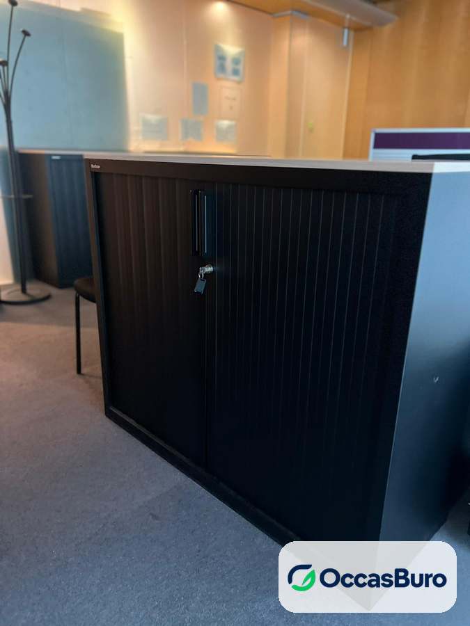 Armoire basse noire à 2 rideaux, plateau gris clair – reconditionnée