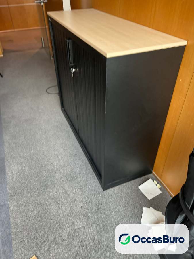 Armoire basse noire à rideaux, dessus bois clair – reconditionnée