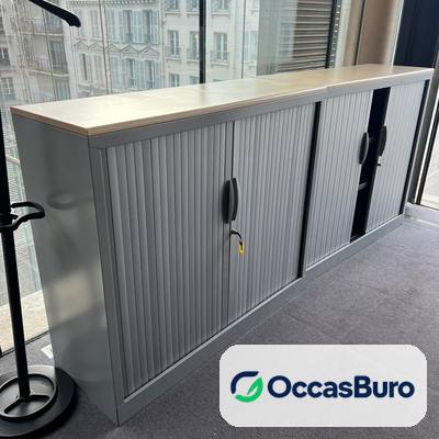 Armoire basse Samas grise à rideaux, dessus bois clair