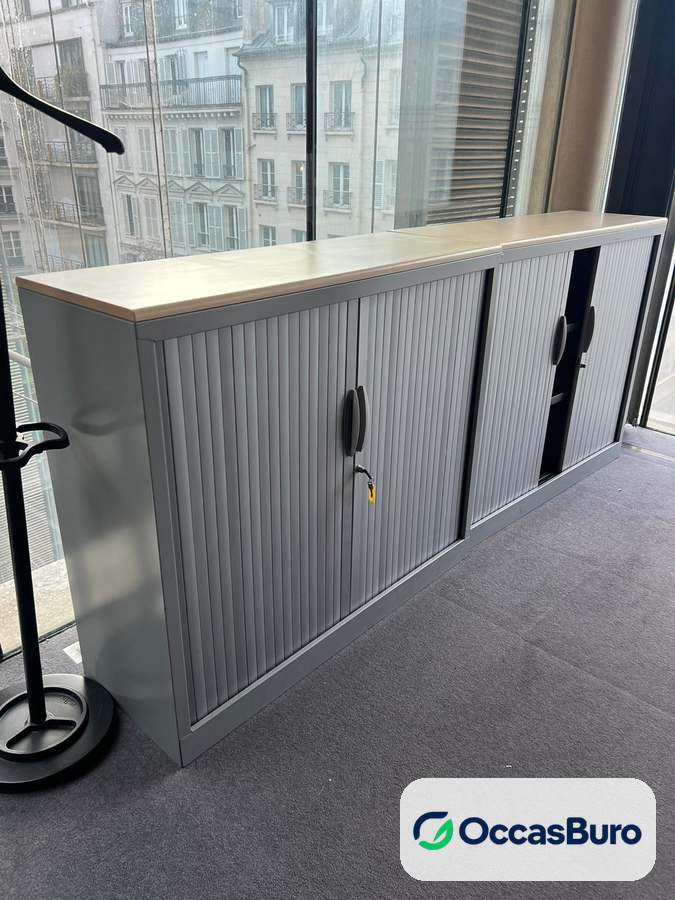 Armoire basse Samas grise à rideaux, dessus bois clair