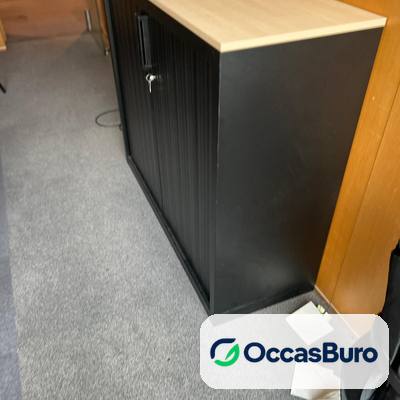 Armoire basse Steelcase noire à 2 rideaux, plateau bois clair