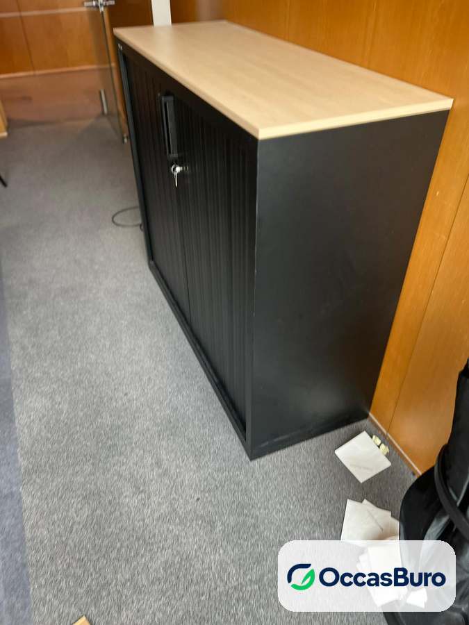 Armoire basse Steelcase noire à 2 rideaux, plateau bois clair