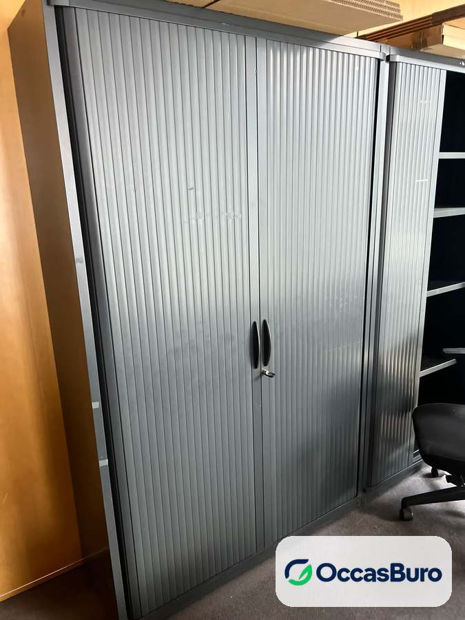 Armoire haute à rideaux gris aluminium avec serrure – reconditionnée
