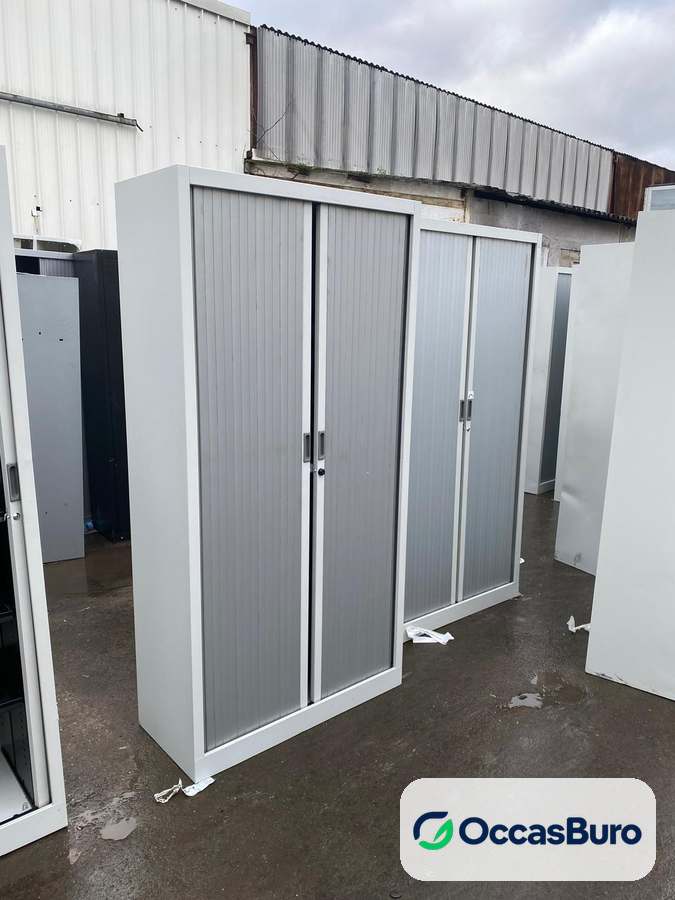 Armoire haute blanche à rideaux gris, rails dossiers suspendus