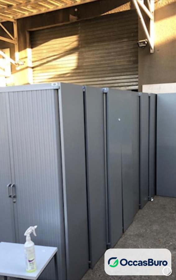 Armoire haute gris clair à rideaux, nombreuses tablettes