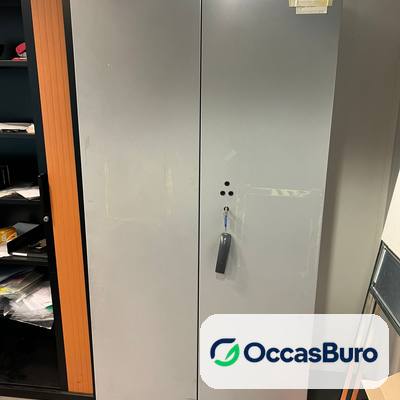 Armoire haute grise et bleu marine à 2 portes, 5 tablettes – reconditionnée