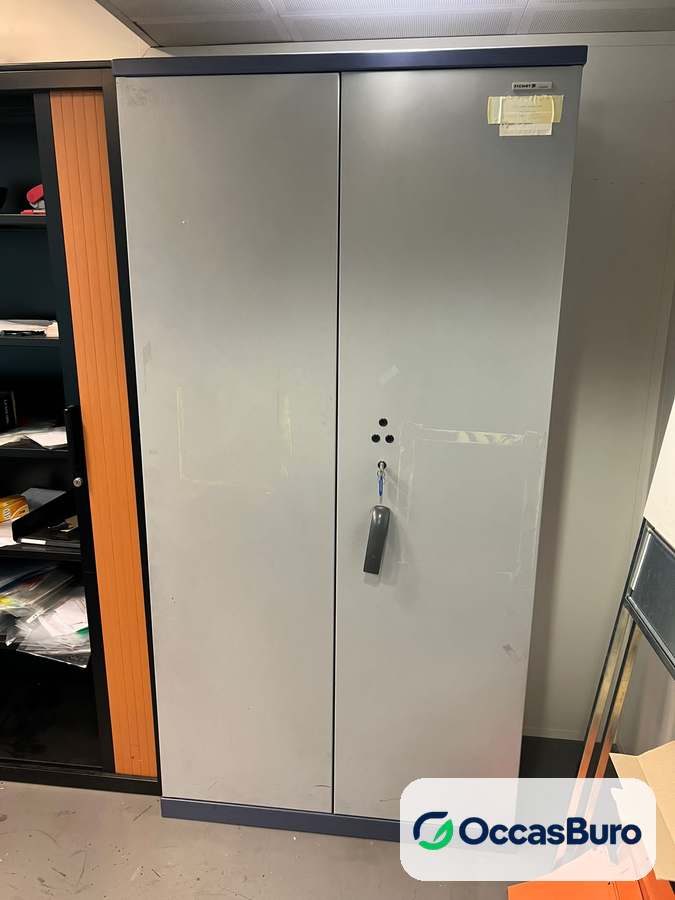 Armoire haute grise et bleu marine à 2 portes, 5 tablettes – reconditionnée