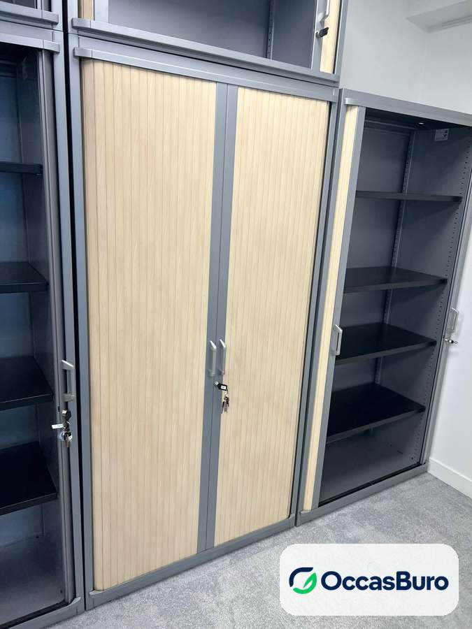 Armoire haute rideaux érable, tablettes réglables – reconditionnée