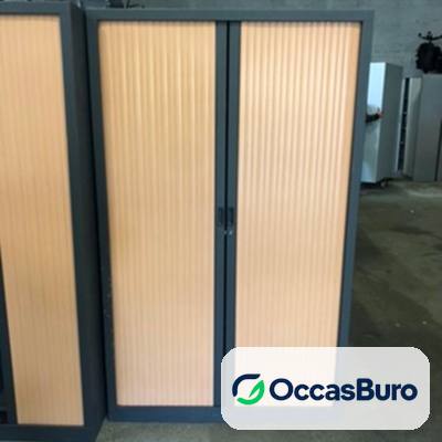 Armoire métallique haute anthracite, rideaux décor hêtre – reconditionnée