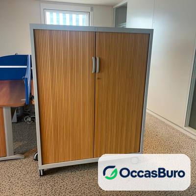 Armoire mi-haute à rideaux merisier sur roulettes – reconditionnée