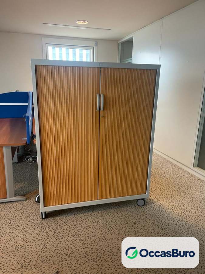 Armoire mi-haute à rideaux merisier sur roulettes – reconditionnée