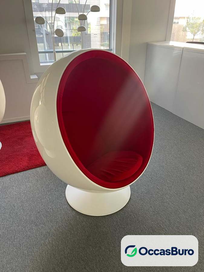 Ball Chair reconditionné, fauteuil boule blanc et rouge pivotant