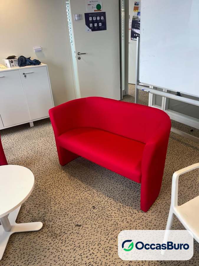 Banquette d'accueil 2 places tissu rouge arrondie – reconditionnée