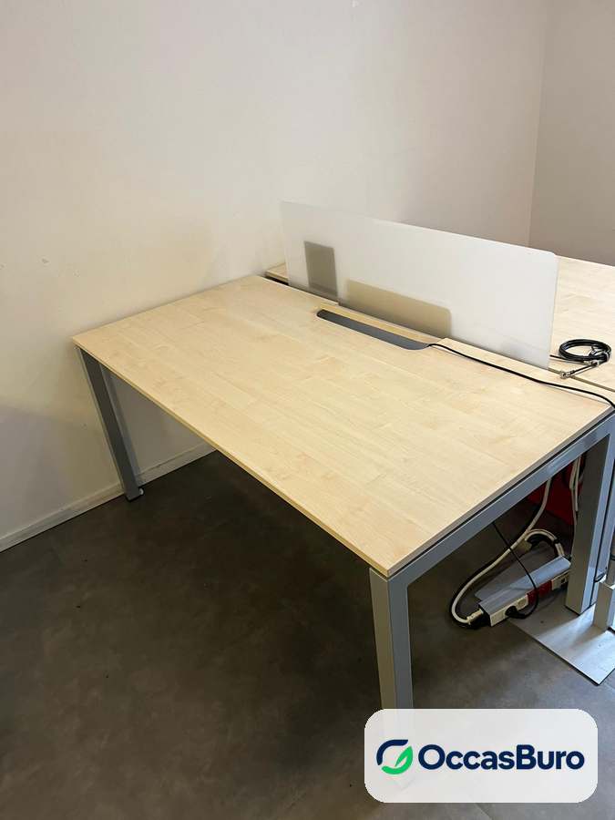 Bench 2 postes bois clair érable, écrans séparateurs blancs – reconditionné
