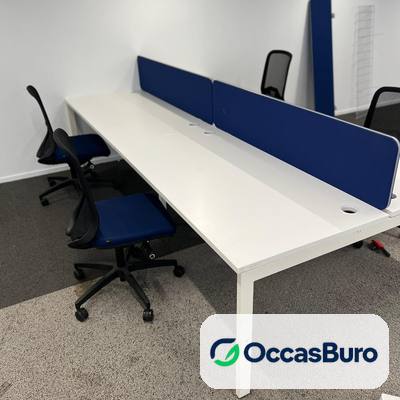 Bench 4 postes plateaux blancs, cloisons bleu marine – reconditionné