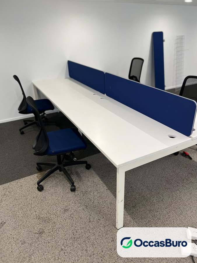Bench 4 postes plateaux blancs, cloisons bleu marine – reconditionné