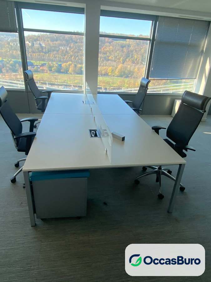 Bench blanc 4 postes face à face avec écrans – reconditionné