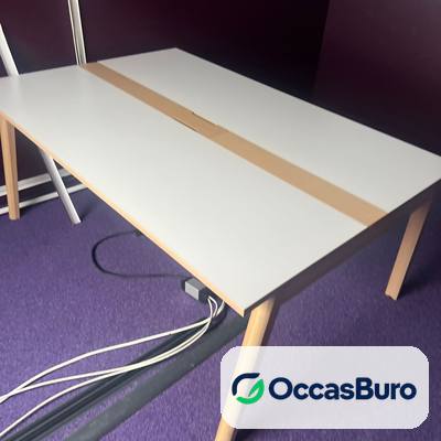 Bench face à face 2 postes blanc et bande bois, pieds bois – reconditionné