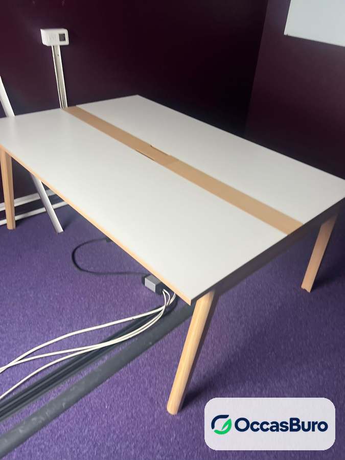 Bench face à face 2 postes blanc et bande bois, pieds bois – reconditionné