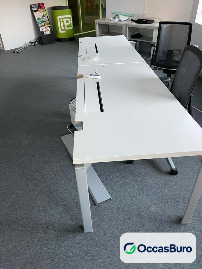 Bench multi-postes blanc reconditionné avec gestion des câbles