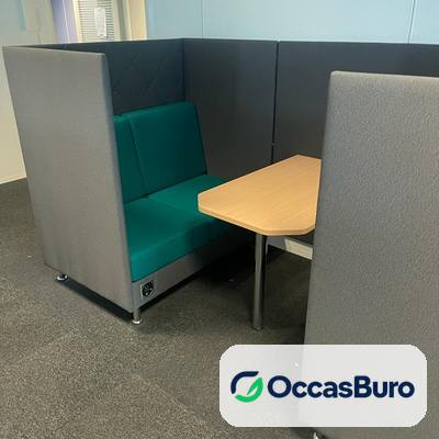 Box acoustique banquettes vertes et table centrale – reconditionné