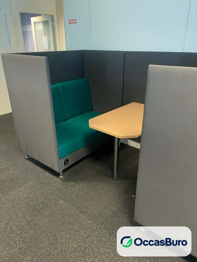 Box acoustique banquettes vertes et table centrale – reconditionné