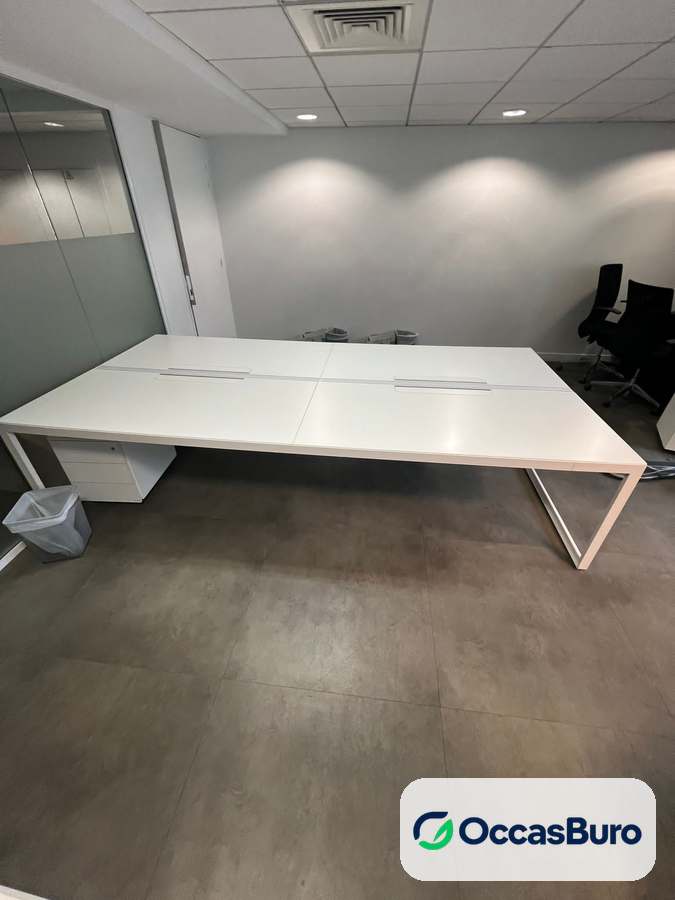 Bureau bench blanc face à face, goulotte centrale – 2, 4 ou 6 postes