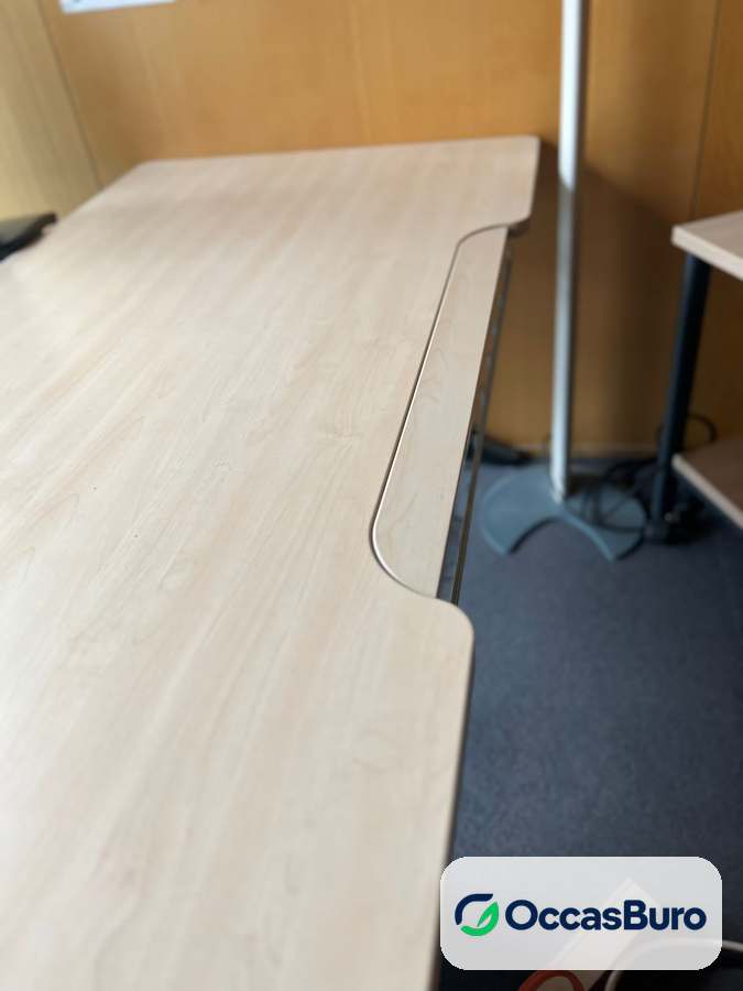 Bureau bois clair à découpe galbée et pieds métal – reconditionné