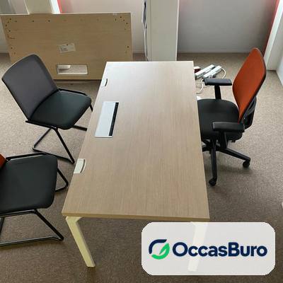 Bureau chêne clair à trappe passe-câbles, structure blanche – reconditionné