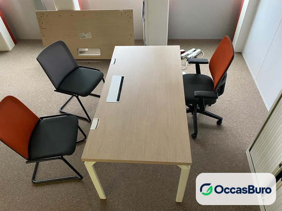 Bureau chêne clair à trappe passe-câbles, structure blanche – reconditionné