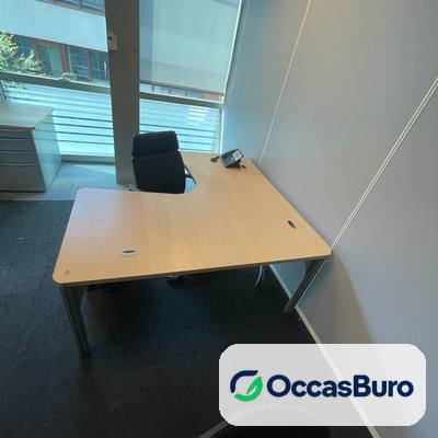Bureau d'angle compact bois clair sur piétement gris – reconditionné