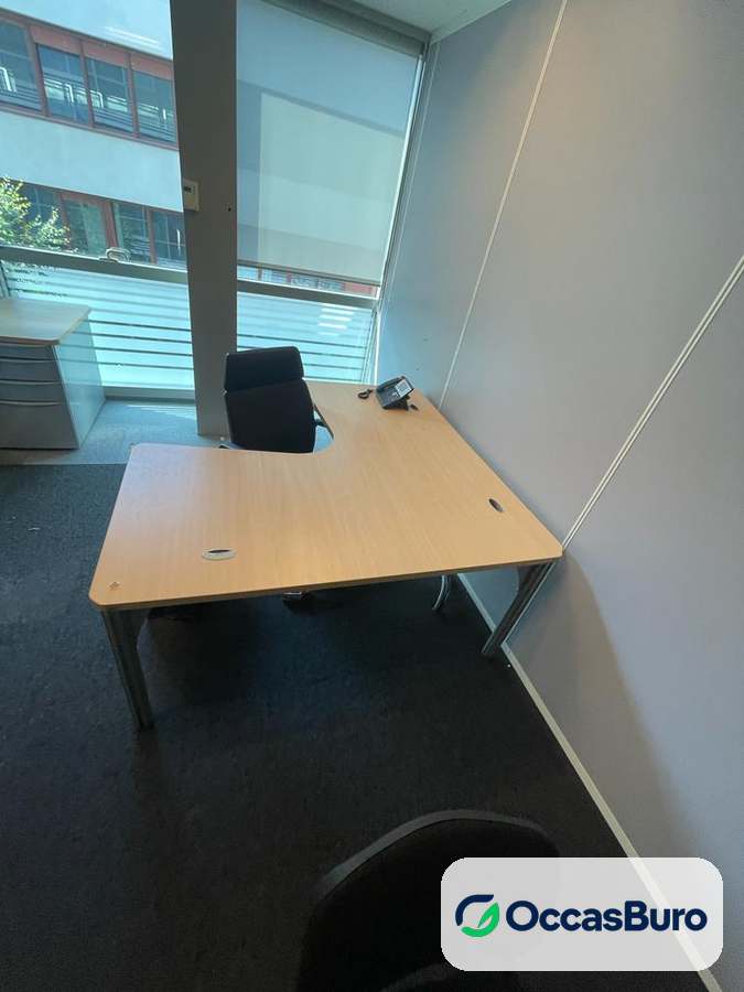 Bureau d'angle compact bois clair sur piétement gris – reconditionné