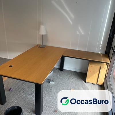 Bureau d'angle reconditionné finition chêne, pieds métal noirs
