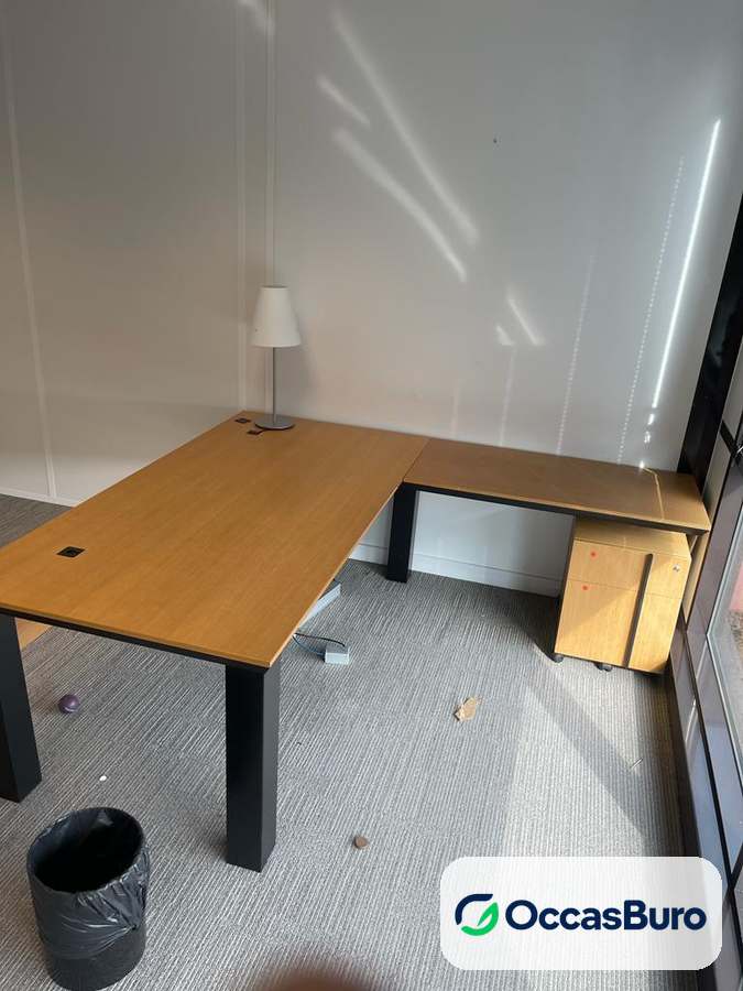 Bureau d'angle reconditionné finition chêne, pieds métal noirs