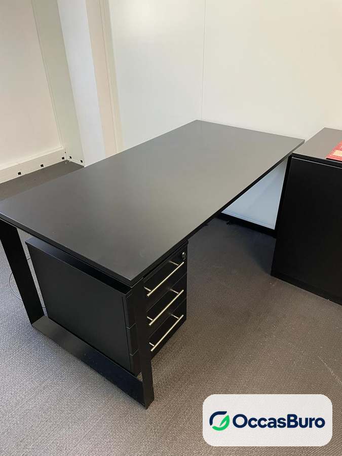 Bureau de direction noir reconditionné, caisson à tiroirs intégré