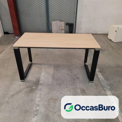 Bureau design bois clair sur piètement luge métal noir – reconditionné
