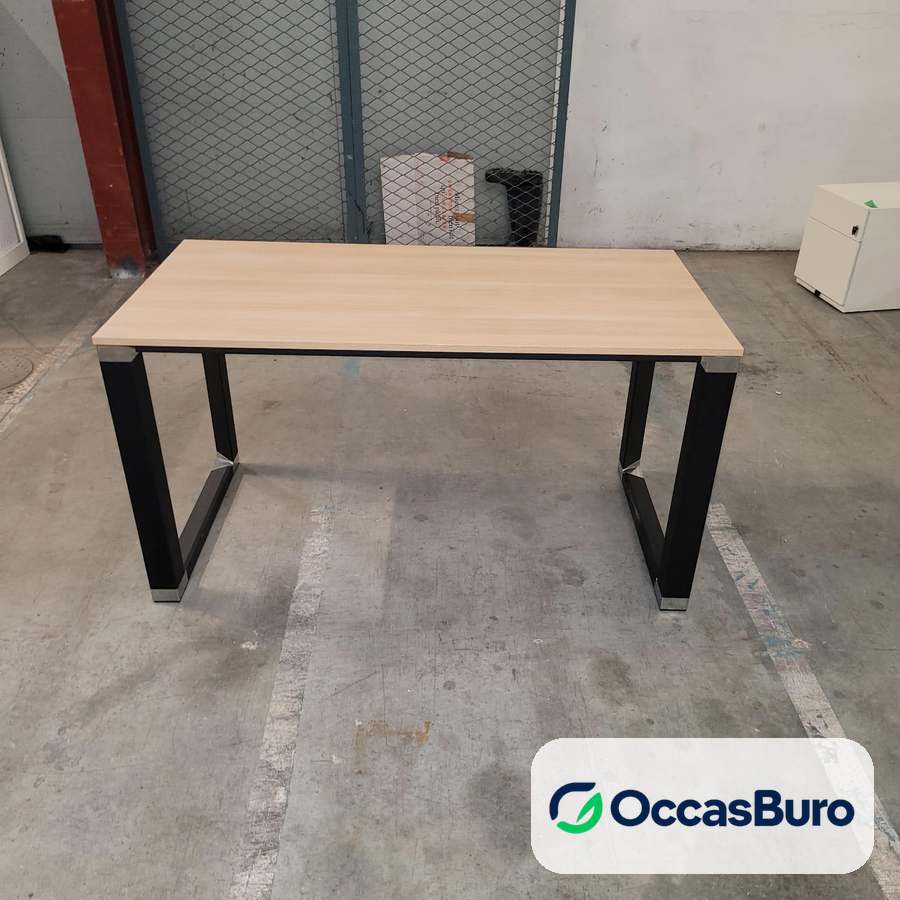 Bureau design bois clair sur piètement luge métal noir – reconditionné