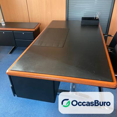 Bureau direction noir, liseré merisier et pieds chromés – reconditionné