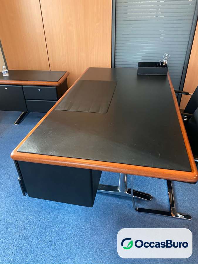Bureau direction noir, liseré merisier et pieds chromés – reconditionné
