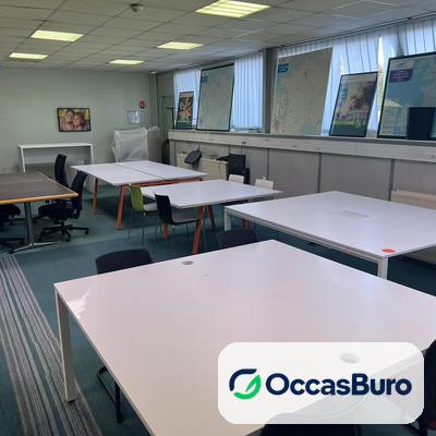 Bureau droit blanc avec passe-câbles, idéal open space – reconditionné