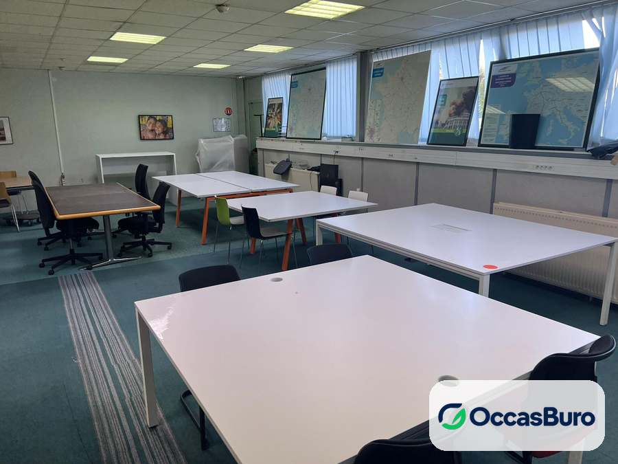 Bureau droit blanc avec passe-câbles, idéal open space – reconditionné