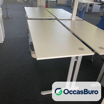 Bureau droit blanc pieds en C avec passe-câbles – reconditionné